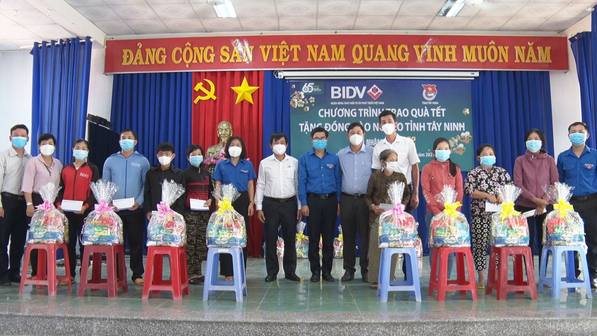 Huyện Dương Minh Châu: Chi đoàn BIDV Tây Ninh tặng quà Tết cho người dân có hoàn cảnh khó khăn
